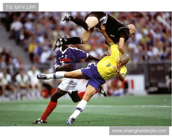 街球少年偶遇足球巨星一场惊艳对决点燃梦想与激情 街球少年偶遇足球巨星一场惊艳对决点燃梦想与激情