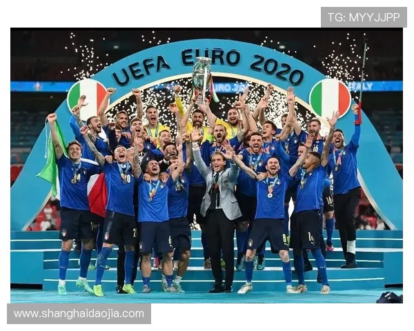 足球场上球星精彩踩球瞬间真实还原展现卓越技术与球感魅力 足球场上球星精彩踩球瞬间真实还原展现卓越技术与球感魅力