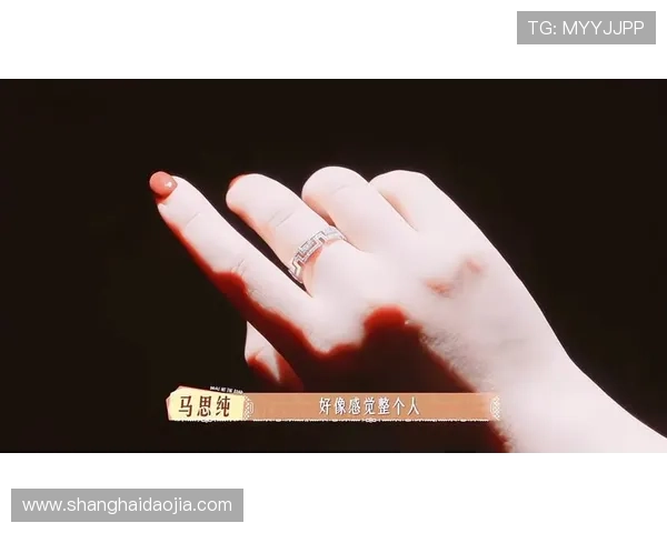 足球星逗比女生:笑容照亮球场 足球星逗比女生:笑容照亮球场